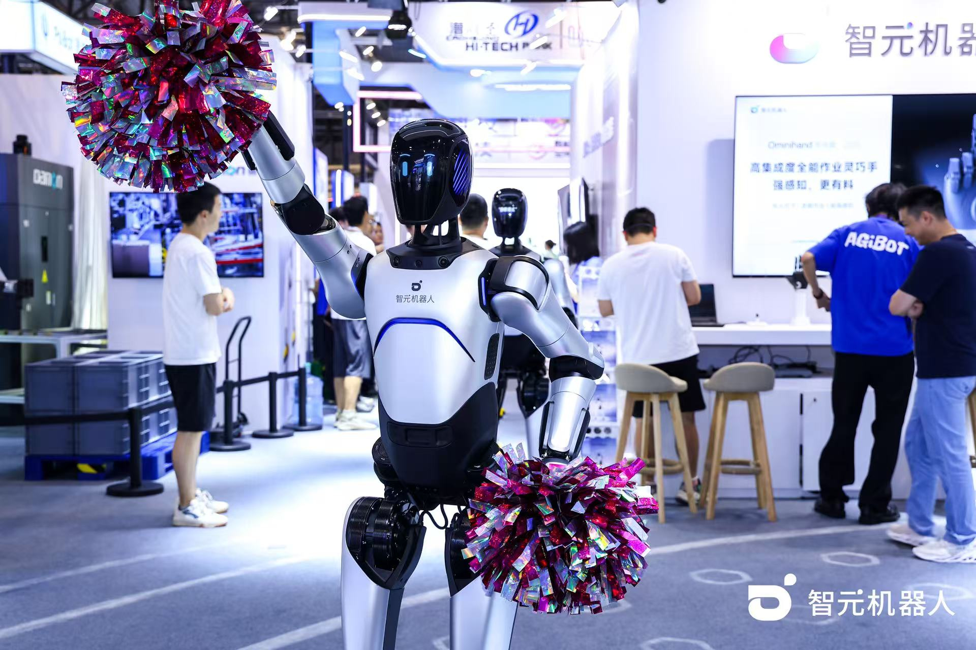 必一·运动机器人 WAIC 首日展台火爆，机器人家族集体打工忙不停